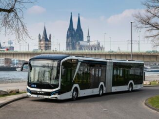 https://press.mantruckandbus.com/corporate/de/premiere-erster-vollelektrischer-gelenkbus-von-man-geht-in-koeln-auf-linie/